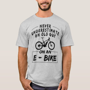 Onderschat nooit een oude man op een E-bike! T-shirt