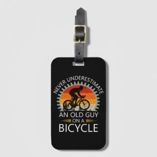 Onderschat nooit een oude man op een fiets bagagelabel