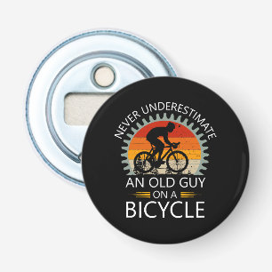 Onderschat nooit een oude man op een fiets button flesopener