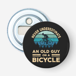 Onderschat nooit een oude man op een fiets. button flesopener