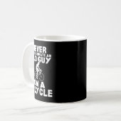 Onderschat nooit een oude man op een fiets cadeau. koffiemok (Voorkant links)