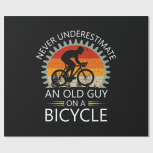 Onderschat nooit een oude man op een fiets cadeaupapier