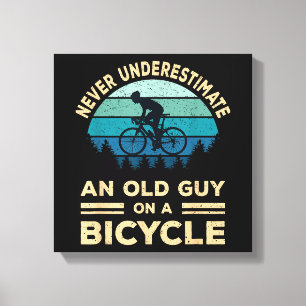 Onderschat nooit een oude man op een fiets. canvas afdruk