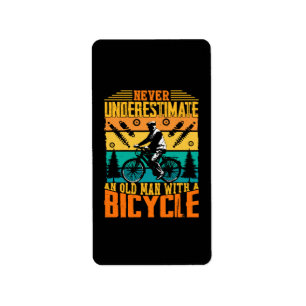 Onderschat nooit een oude man op een fiets etiket