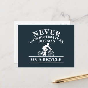 Onderschat nooit een oude man op een fiets feestdagenkaart