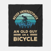 Onderschat nooit een oude man op een fiets. fleece deken (Voorkant)