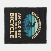 Onderschat nooit een oude man op een fiets. fleece deken (Voorkant (Horizontaal))