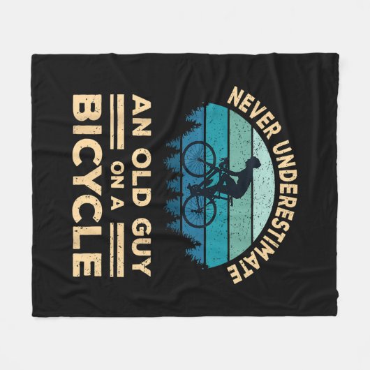 Onderschat nooit een oude man op een fiets. fleece deken (Voorkant (Horizontaal))