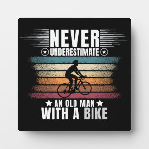 Onderschat nooit een oude man op een fiets fotoplaat