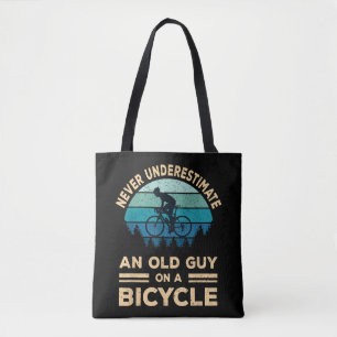 Onderschat nooit een oude man op een fiets grappig draagtas