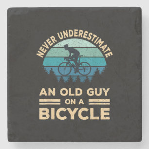 Onderschat nooit een oude man op een fiets grappig stenen onderzetter
