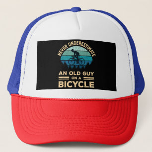 Onderschat nooit een oude man op een fiets grappig trucker pet