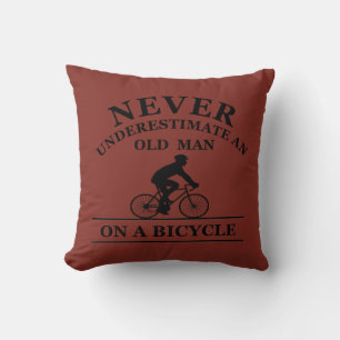 Onderschat nooit een oude man op een fiets kussen