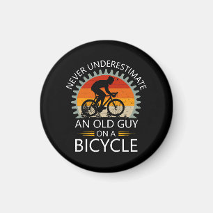 Onderschat nooit een oude man op een fiets magneet