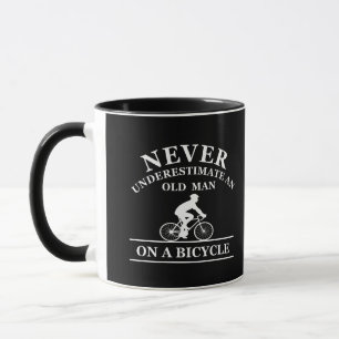 Onderschat nooit een oude man op een fiets mok