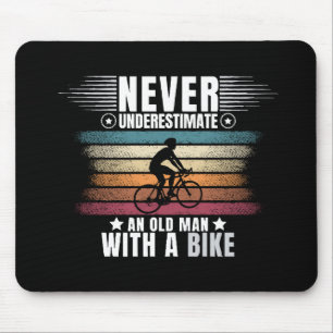 Onderschat Nooit Een Oude Man Op Een Fiets Muismat