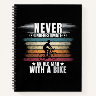 Onderschat nooit een oude man op een fiets notitieboek