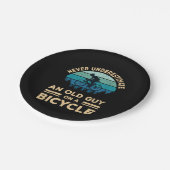 Onderschat nooit een oude man op een fiets. papieren bordje (Gekanteld)