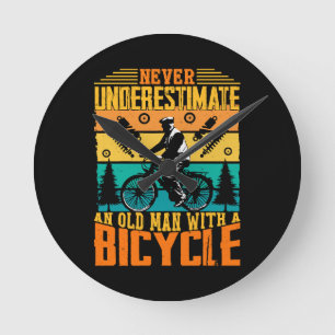 Onderschat nooit een oude man op een fiets ronde klok