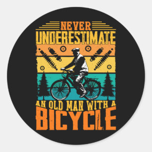 Onderschat nooit een oude man op een fiets ronde sticker