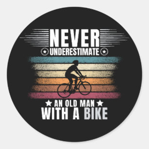Onderschat nooit een oude man op een fiets ronde sticker