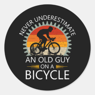 Onderschat nooit een oude man op een fiets ronde sticker