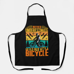 Onderschat nooit een oude man op een fiets schort