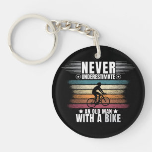 Onderschat nooit een oude man op een fiets sleutelhanger