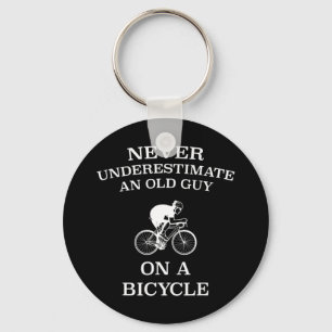 Onderschat nooit een oude man op een fiets. sleutelhanger