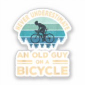 Onderschat nooit een oude man op een fiets. sticker (Voorkant)
