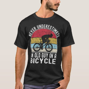 Onderschat nooit een oude man op een fiets. t-shirt