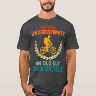 Onderschat nooit een oude man op een fiets. t-shirt