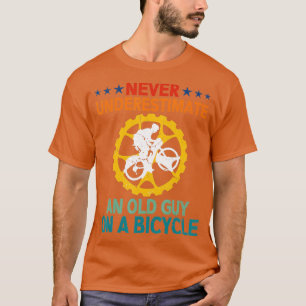 Onderschat nooit een oude man op een fiets. t-shirt