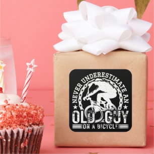 Onderschat nooit een oude man op een fiets. vierkante sticker