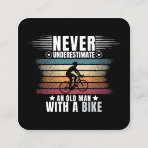 Onderschat nooit een oude man op een fiets vierkante visitekaartje