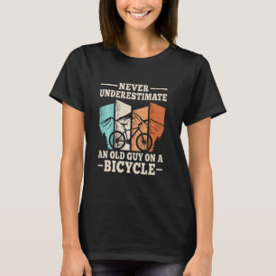 Onderschat nooit een oude man op een fietscyclus t-shirt