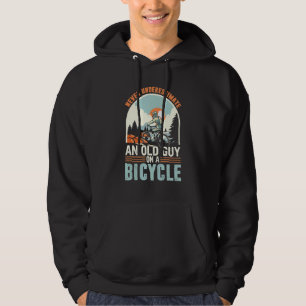 Onderschat nooit een oude man op een fietstok hoodie