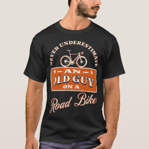Onderschat nooit een oude man op een wegfiets grap t-shirt