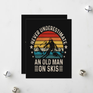 Onderschat Nooit Een Oude Man Op Skiën Retro Feestdagenkaart