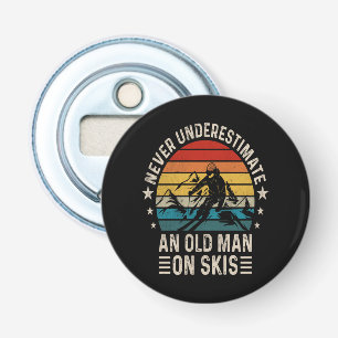 Onderschat nooit een oude man op skis Retro Button Flesopener