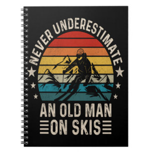 Onderschat nooit een oude man op skis Retro Notitieboek