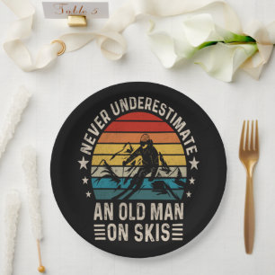 Onderschat Nooit Een Oude Man Op Ski's Retro Papieren Bordje