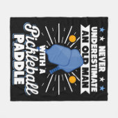Onderschat nooit een oude Man Pickleball Paddle Fleece Deken (Voorkant (Horizontaal))