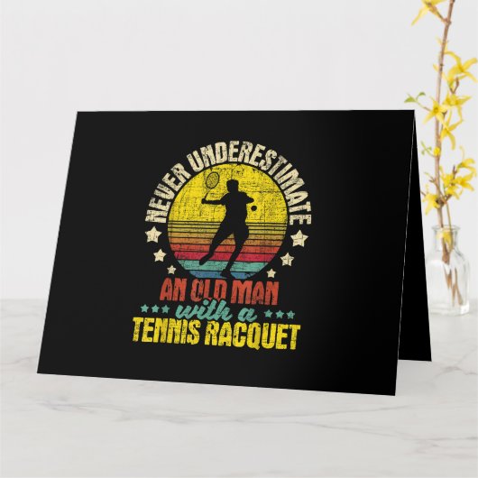 Onderschat nooit een oude man - Tennisracket-spo Kaart (Gele Bloem)