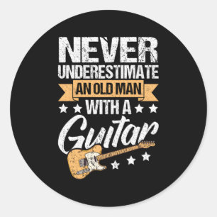 Onderschat nooit een oude met een gitaar ronde sticker