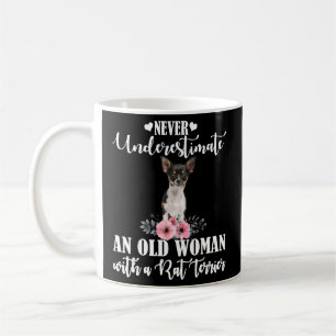 Onderschat nooit een oude met rat terrier koffiemok