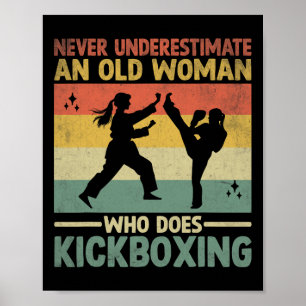 Onderschat nooit een oude vrouw die kickbokst poster