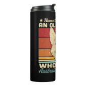 Onderschat nooit een oude vrouw die van Austral ho Thermosbeker (Gedraaid links)