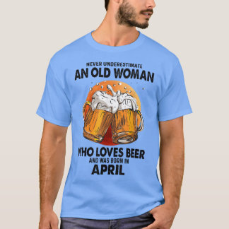 Onderschat nooit een oude vrouw die van bier houdt t-shirt
