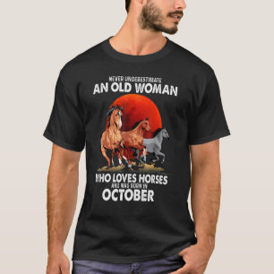 Onderschat nooit een oude vrouw die van paarden ho t-shirt